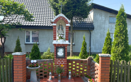 Kapliczka z figurą Matki Bożej. Kiełczynek, gmina Książ Wielkopolski, powiat Śremski, woj. wielkopolskie.