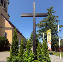 Krzyż metalowy pod kościołem pw. Św. Antoniego Padewskiego. Książ Wielkopolski, powiat Śremski, woj. wielkopolskie.