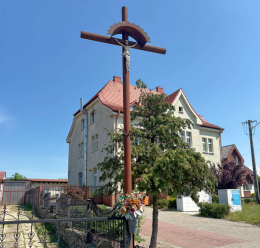 Krzyż metalowy stojący obok budynku Poczty Polskiej. Książ Wielkopolski, powiat Śremski, woj. wielkopolskie.