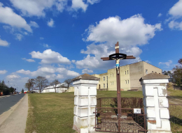 Krzyż metalowy, skrzyżowanie Wspólnej i Kościelnej. Luciny, gmina Śrem. Powiat Śremski, woj. wielkopolskie.