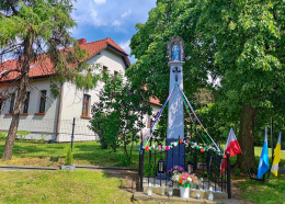 Figura Matki Bożej na kolumnie stojąca na skrzyżowaniu dróg. Ostrowieczno, gmina Dolsk, powiat Śremski, woj. wielkopolskie.