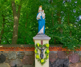 Figura Matki Bożej stojąca przed bramą do dworu Pokrzywna. Pokrzywnica, gmina Dolsk, powiat Śremski, woj. wielkopolskie.