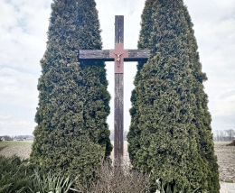 Krzyż drewniany przy DW 310. Szołdry, gmina Brodnica. Powiat Śremski, woj. wielkopolskie.