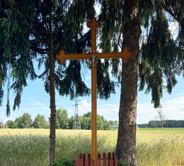 Krzyż metalowy stojący na rozstaju dróg. Zaborowo, gmina Książ Wielkopolski, powiat Śremski, woj. wielkopolskie.