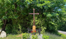 Krzyż metalowy stojący przy drodze leśnej. Zakrzewice, gmina Książ Wielkopolski, powiat Śremski, woj. wielkopolskie.