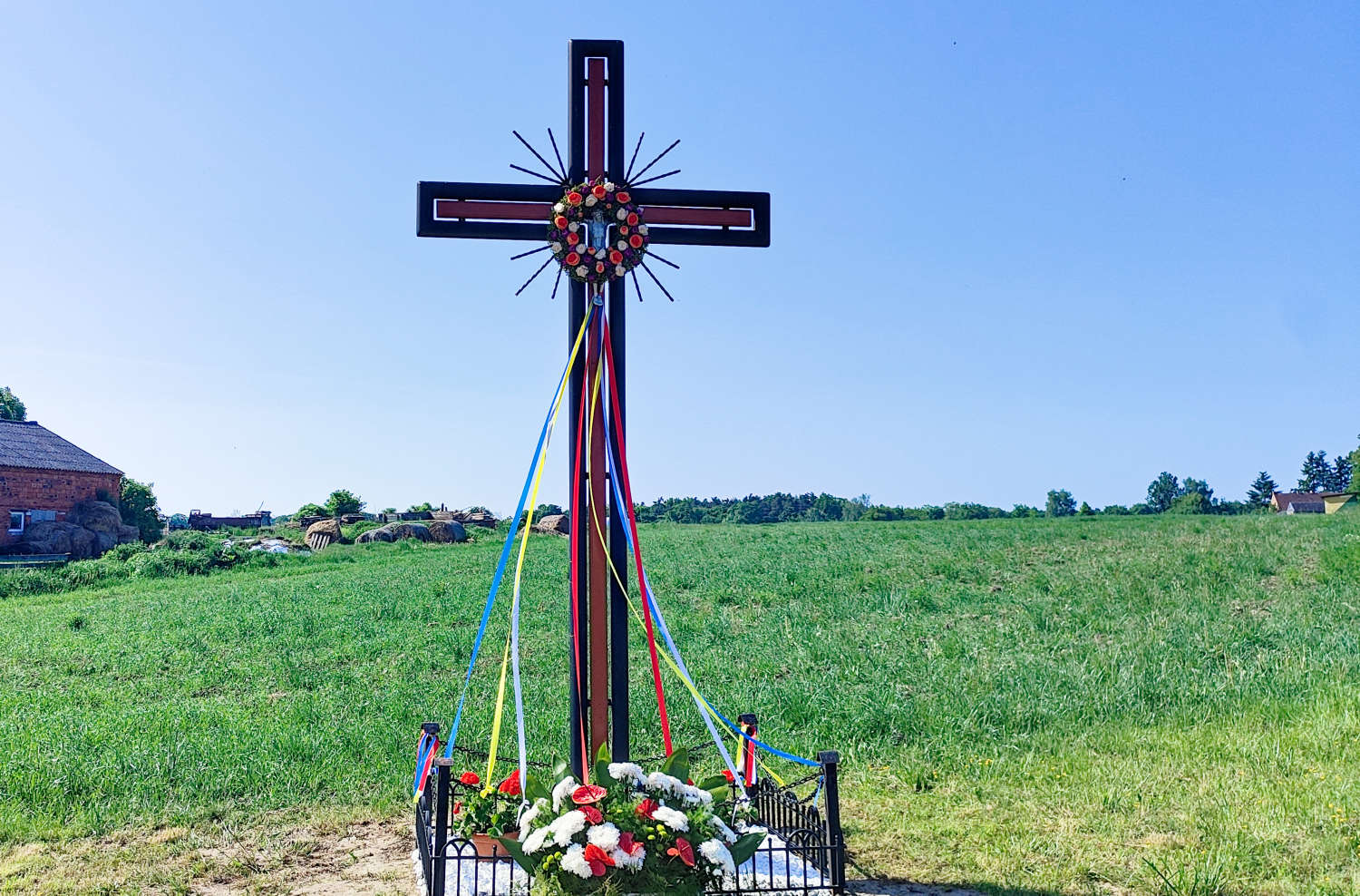Przydrożny krzyż metalowy. Błażejewo, gmina Dolsk, powiat Śremski, woj. wielkopolskie.