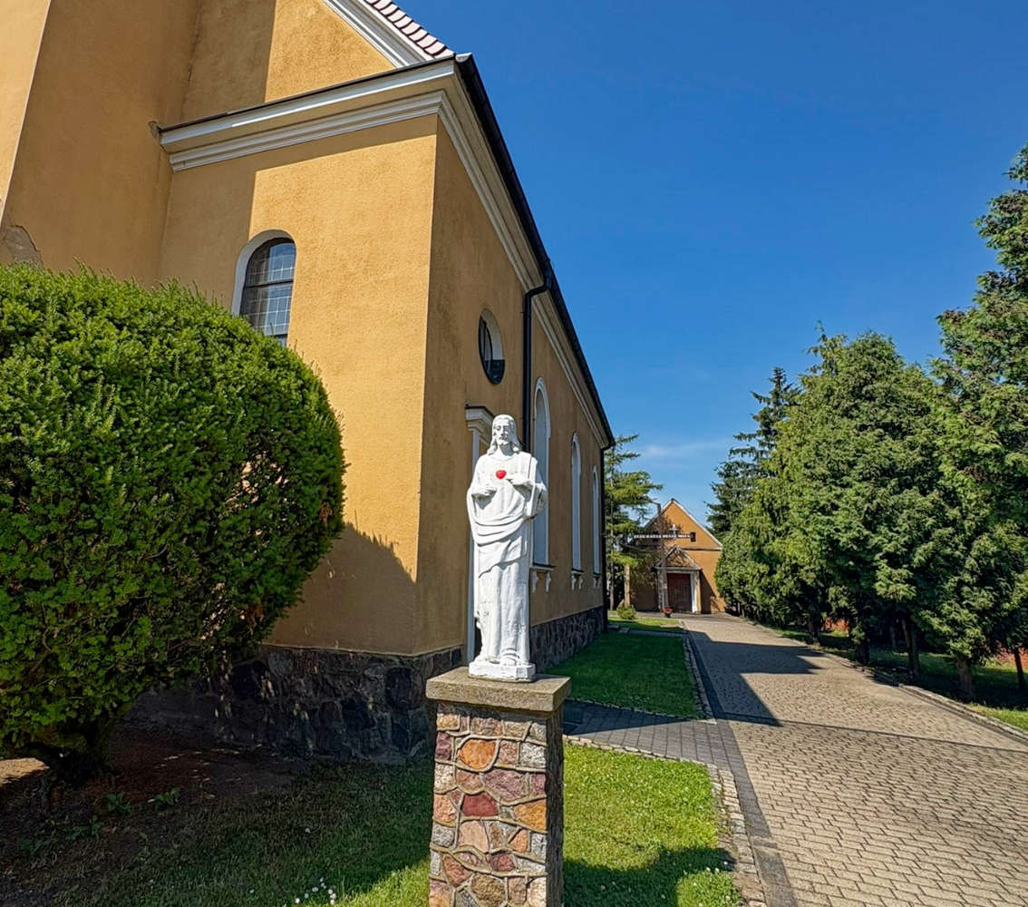 Figura Jezusa pod kościołem pw. Św. Antoniego Padewskiego. Książ Wielkopolski, powiat Śremski, woj. wielkopolskie.