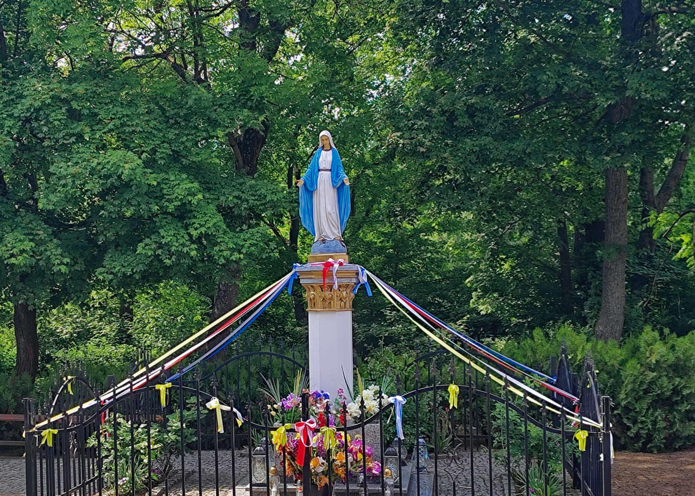 Figura Matki Bożej stojąca na skraju wsi. Mszczyczyn, gmina Dolsk, powiat Śremski, woj. wielkopolskie.