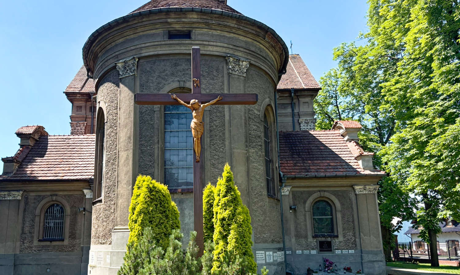 Krzyż drewniany przy kościele pw. Św. Rocha. Wieszczyczyn, gmina Dolsk, powiat Śremski, woj. wielkopolskie.