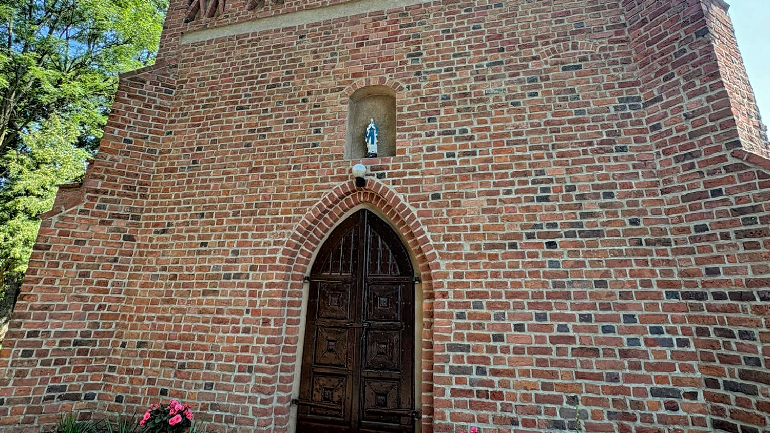Figura Matki Bożej w ścianie kościoła pw. NMP Niepokalanie Poczętej. Włościejewki, gmina Książ Wielkopolski, powiat Śremski, woj. wielkopolskie.