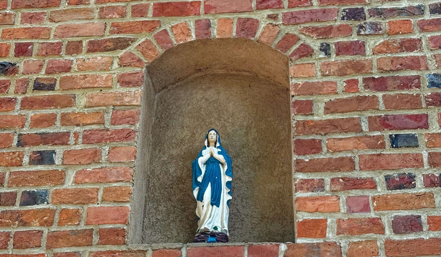 Figura Matki Bożej w ścianie kościoła pw. NMP Niepokalanie Poczętej. Włościejewki, gmina Książ Wielkopolski, powiat Śremski, woj. wielkopolskie.