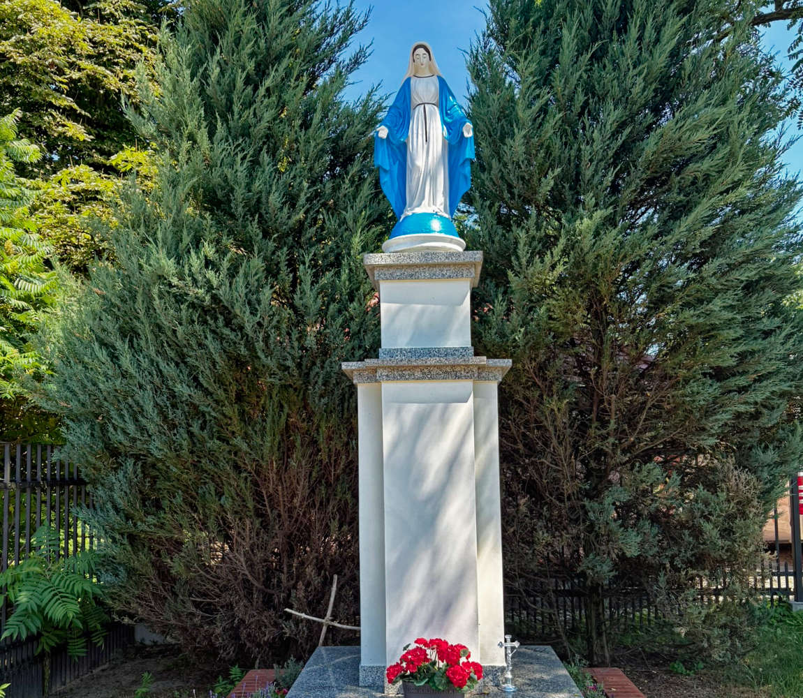 Figura Matki Bożej na kolumnie. Włościejewki, gmina Książ Wielkopolski, powiat Śremski, woj. wielkopolskie.