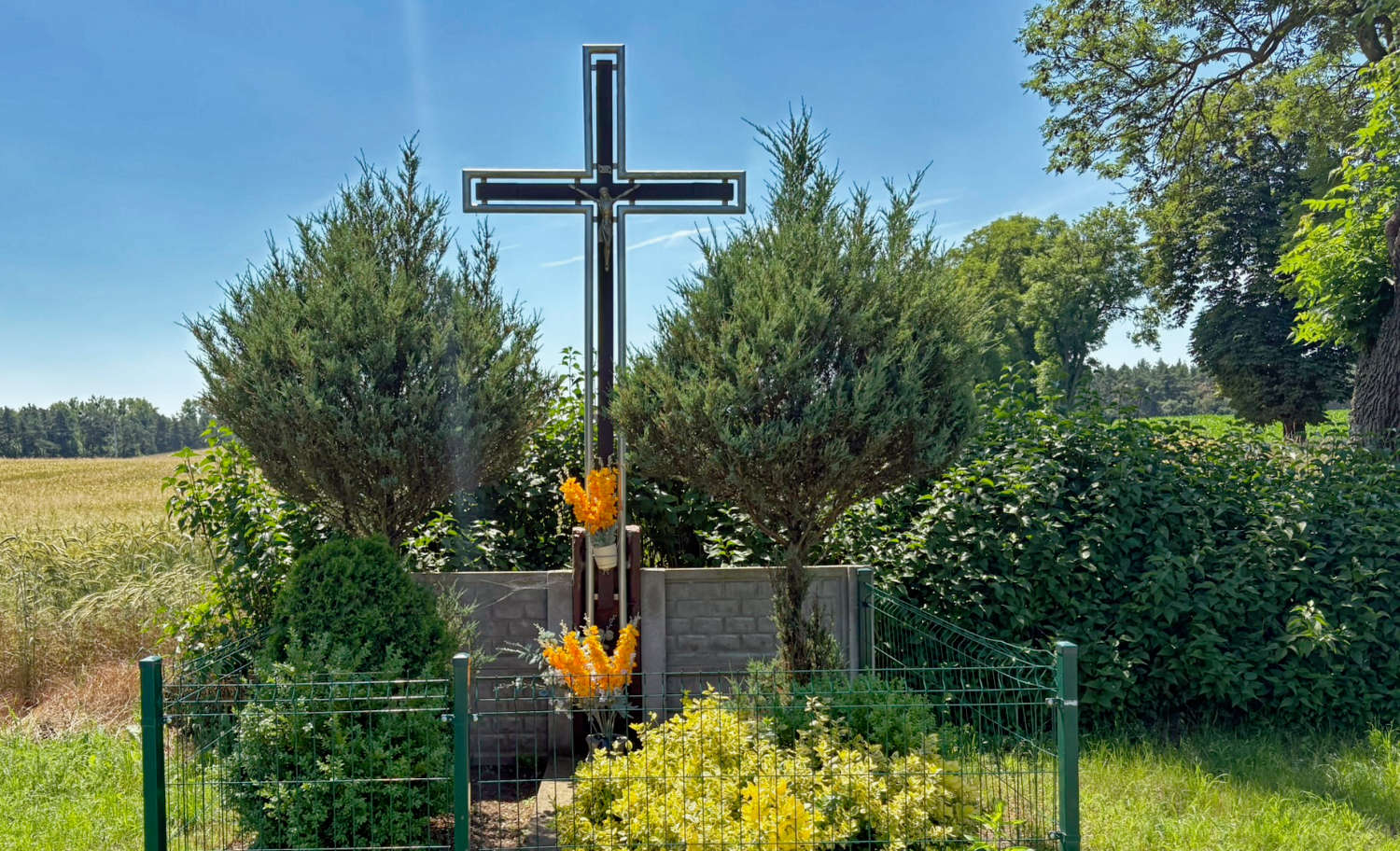 Przydrożny krzyż metalowy. Włościejewki, gmina Książ Wielkopolski, powiat Śremski, woj. wielkopolskie.