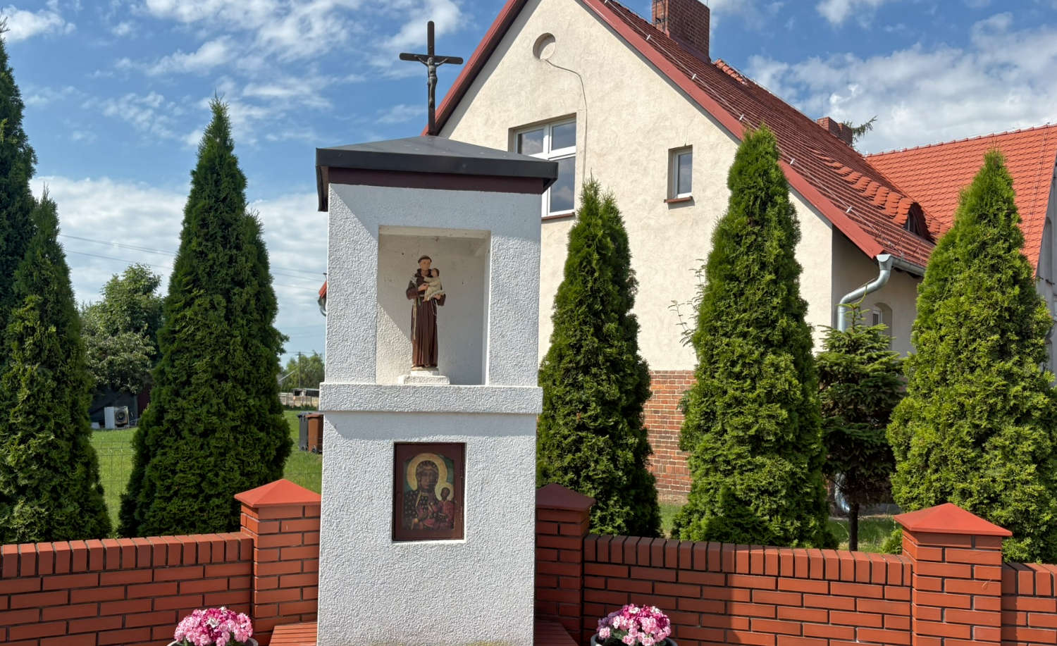 Kapliczka murowana z figurą Św. Antoniego z Padwy. Zaborowo, gmina Książ Wielkopolski, powiat Śremski, woj. wielkopolskie.