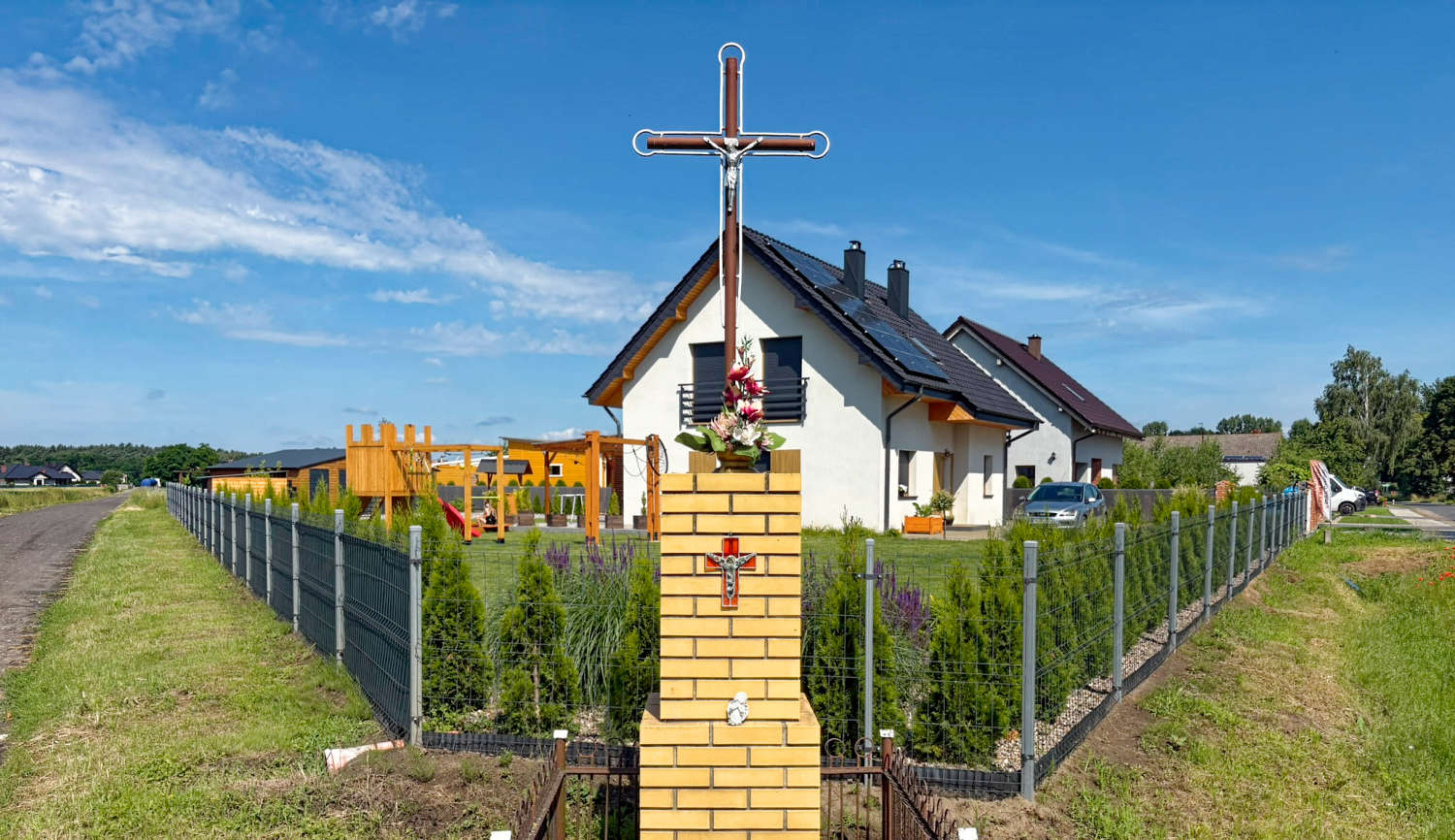 Kapliczka murowana stojąca na skraju wsi. Zaborowo, gmina Książ Wielkopolski, powiat Śremski, woj. wielkopolskie.