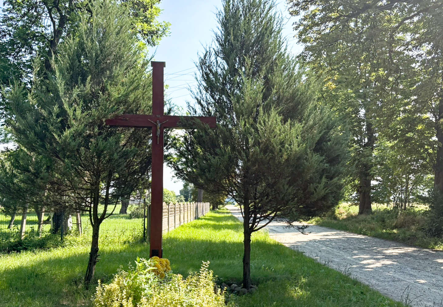 Krzyż drewniany na obrzeżu parku dworskiego. Zaborowo, gmina Książ Wielkopolski, powiat Śremski, woj. wielkopolskie.