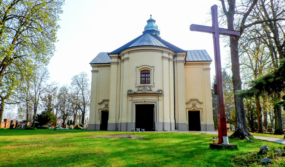 Krzyż i kościół św. Apostołów Piotra i Pawła . Obrzycko, powiat szamotulski.