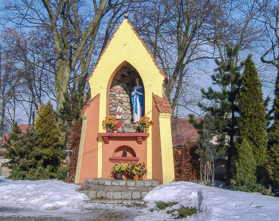 Kapliczka Matki Boskiej przy kościele św. Wawrzyńca. Pniewy, powiat szamotulski.