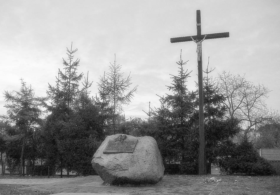 Krzyż i pomnik przy kościele – sanktuarium Matki Bożej Pocieszenia i św. Stanisława Bpa. Szamotuły, powiat szamotulski.