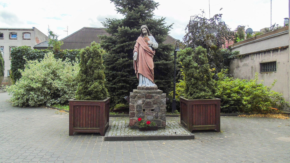 Figura Najświętszego Serca Jezusa przy kościele farnym. Wronki, powiat szamotulski.