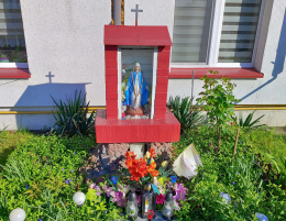 Kapliczka murowana z figurą Matki Bożej, Powstańców Wielkopolskich 30. Ceradz Dolny, gmina Duszniki, powiat szamotulski, woj. wielkopolskie.