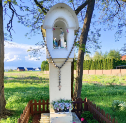 Kapliczka murowana z figurą Matki Bożej, skrzyżowanie Parkowej i Okrężnej. Ceradz Dolny, gmina Duszniki, powiat szamotulski, woj. wielkopolskie.