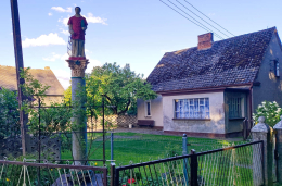 Przydrożna kapliczka kolumnowa z figurą Św. Wawrzyńca. Ceradz Dolny, gmina Duszniki, powiat szamotulski, woj. wielkopolskie.