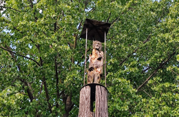 Figura Chrystusa na szczycie drewnianej kapliczki słupowej. Grzebienisko, gmina Dusznik, powiat szamotulski, woj. wielkopolskie.