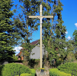 Krzyż metalowy stojący na rozstaju dróg. Grzebienisko, gmina Duszniki, powiat szamotulski, woj. wielkopolskie.