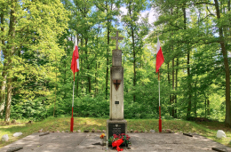 Kapliczka pomnik Ofiar II Wojny Światowej. Grzebienisko, gmina Duszniki, powiat szamotulski, woj. wielkopolskie.