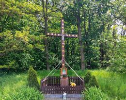 Krzyż drewniany stojący na rozstaju dróg. Mieściska, gmina Duszniki, powiat szamotulski, woj. wielkopolskie.