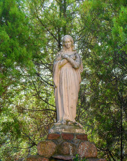 Figura Matki Boskiej przy kościele św. Apostołów Piotra i Pawła. Obrzycko, powiat szamotulski.