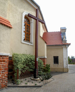 Krzyż przy kościele parafialnym Wniebowzięcia Najświętszej Panny Marii. Ostroróg, powiat szamotulski.