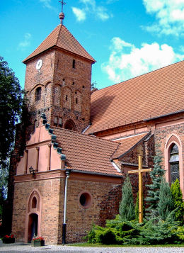 Krzyż misyjny i kościół św. Wawrzyńca. Pniewy, powiat szamotulski.