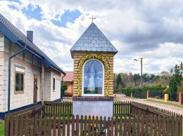 Kapliczka z figurą Matki Bożej przy ul. Długiej. Przecław, gmina Szamotuły. Powiat szamotulski, woj. wielkopolskie.