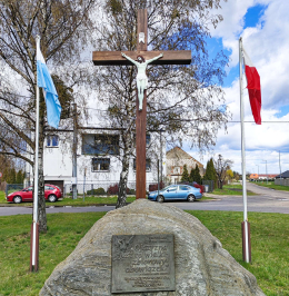 Krzyż drewniany przy kamieniu z tablicą pamiątkowa. Przecław, gmina Szamotuły. Powiat szamotulski, woj. wielkopolskie.