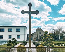 Krzyż drewniany przy ul. Długiej. Przecław, gmina Szamotuły. Powiat szamotulski, woj. wielkopolskie.