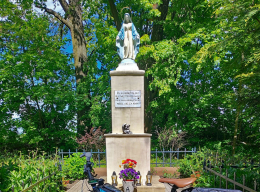Kapliczka z figurą Matki Bożej stojąca na skraju wsi. Sarbia, gmina Duszniki, powiat szamotulski, woj. wielkopolskie.