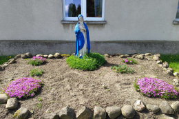 Figura Matki Bożej, Szkolna 24. Sędzinko, gmina Duszniki, powiat szamotulski, woj. wielkopolskie.