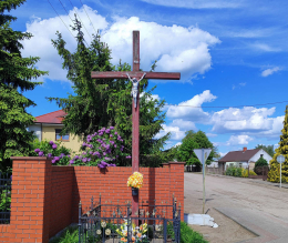 Krzyż drewniany stojący na skrzyżowaniu dróg. Sędzinko, gmina Duszniki, powiat szamotulski, woj. wielkopolskie.