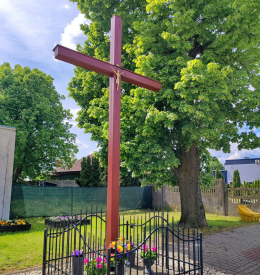 Krzyż drewniany stojący przy ulicy Parkowej. Sędziny, gmina Duszniki, powiat szamotulski, woj. wielkopolskie.