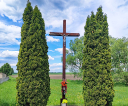 Krzyż drewniany stojący przy ulicy Sędzińskiej. Wierzeja, gmina Duszniki, powiat szamotulski, woj. wielkopolskie.