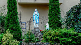Kapliczka Matki Boskiej z Lourdes przy kościele farnym. Wronki, powiat szamotulski.
