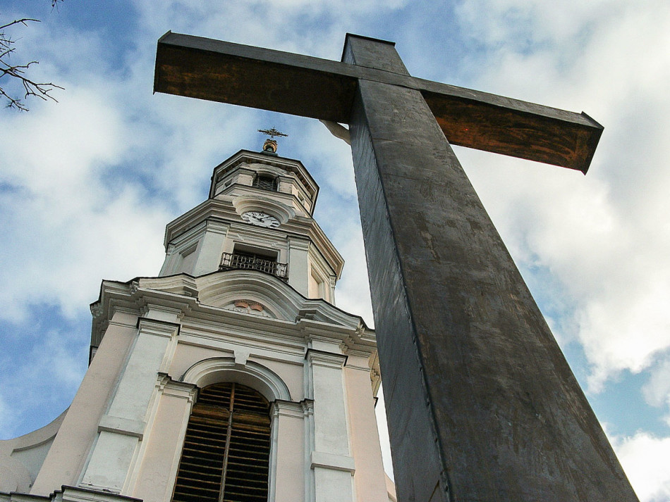 Krzyż i wieża kościoła św. Wita. Tuliszków, powiat turecki.