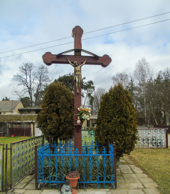 Krzyż przydrożny przy ulicy Szopińskiego. Obra, gmina Wolsztyn, powiat wolsztyński.