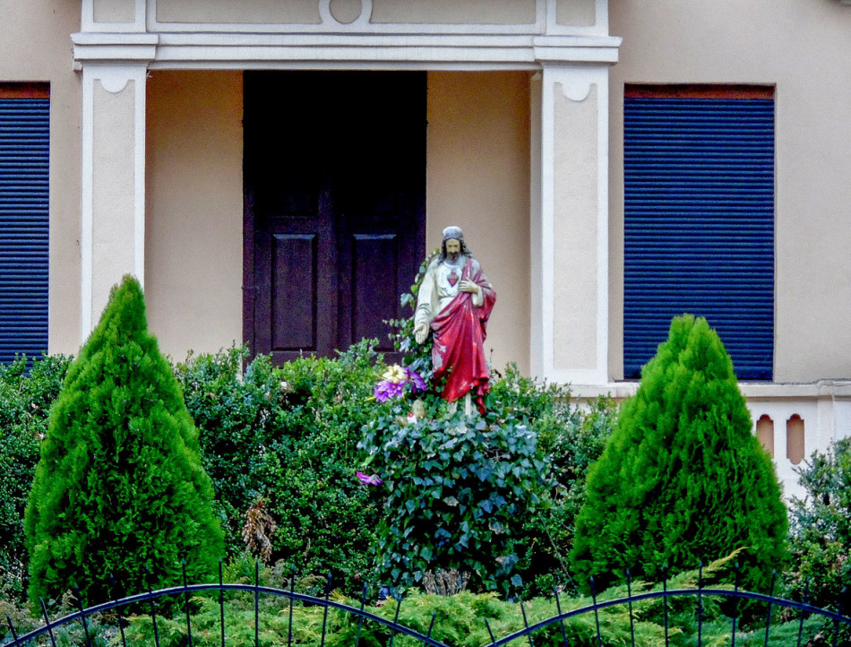 Figura Chrystusa przed plebanią, dawniej pastorówką. Tuchorza, gmina Siedlec, powiat wolsztyński.