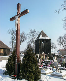 Krzyż przy kościele św. Barbary. Bucz, gm. Przemęt, powiat wolsztyński.