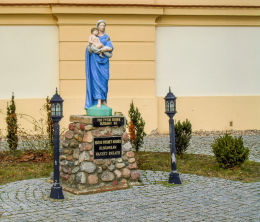 Figura Matki Boskiej z Dzieciątkiem przy kościele św. Piotra. Chobienice, gmina Siedlec, powiat wolsztyński.