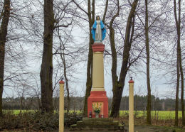 Kapliczka przydrożna Matki Boskiej przy drodze do Wolsztyna. Gościeszyn, gmina Wolsztyn, powiat wolsztyński.