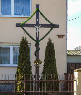 Przydrożny krzyż przy domu nr 73. Kiełpiny, gmina Siedlec, powiat wolsztyński.